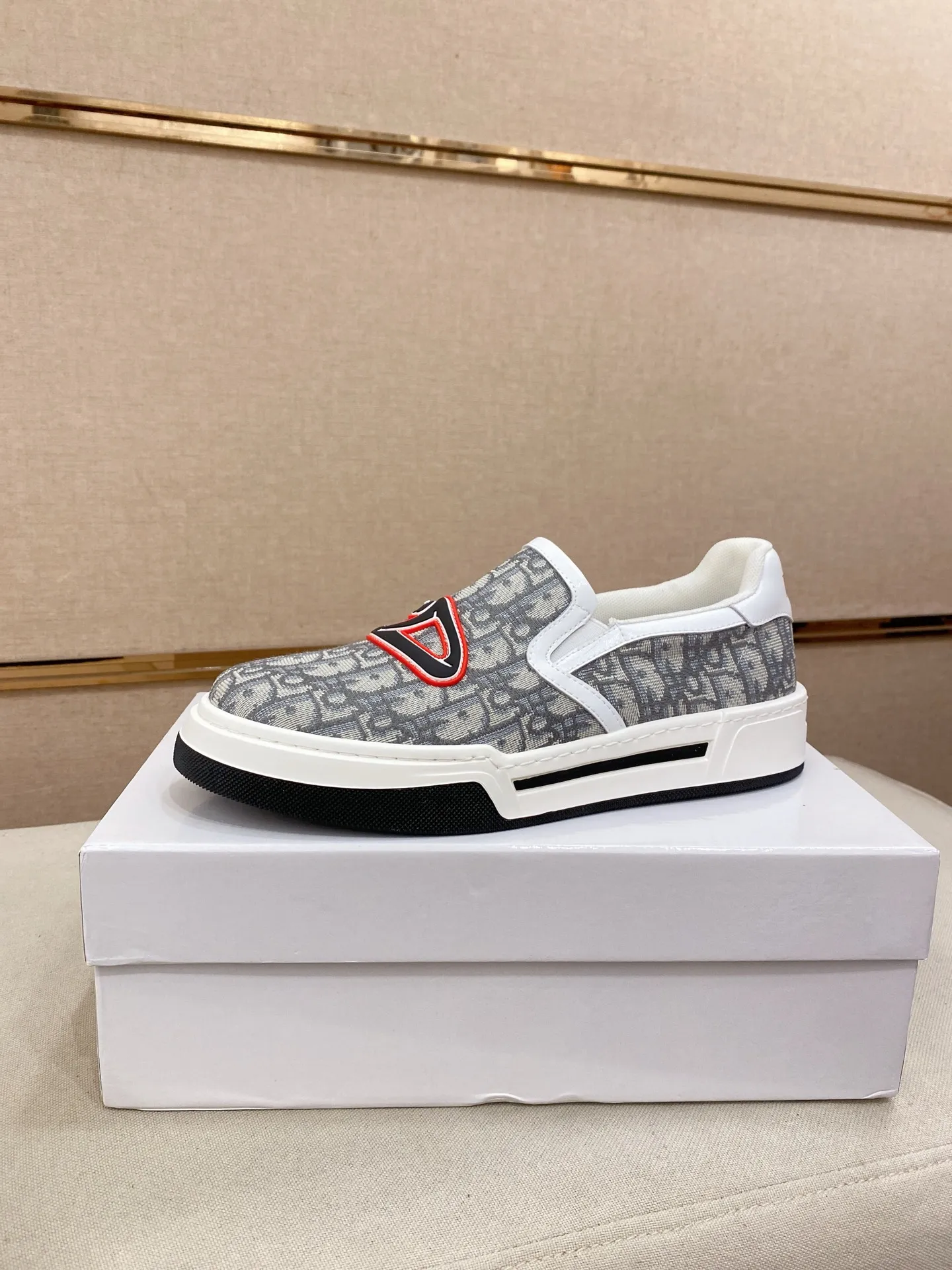 Men's shoes 380💰🇮🇹🇮🇹Dior d The new models are on sale at the same time at the counter. The uppers are imported from Italy, and the linings are all imported sheepskin. They are completely 1⃣️ to 1⃣️ replicas 🇮🇹💪💪, ⚠shoes Bottoms: Original soles are specially provided by the original factory. The exclusive movable molded soles are super comfortable. ⚠Original factory goods, 🔍🔍high quality. You can enter and leave the counter at will. Welcome to compare⚠. Code number:38-44